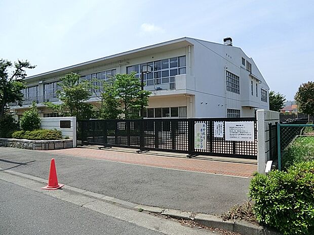 藤沢市立石川小学校　600m　徒歩8分。小学校が近いのは子育てファミリーにもおすすめのポイント。 