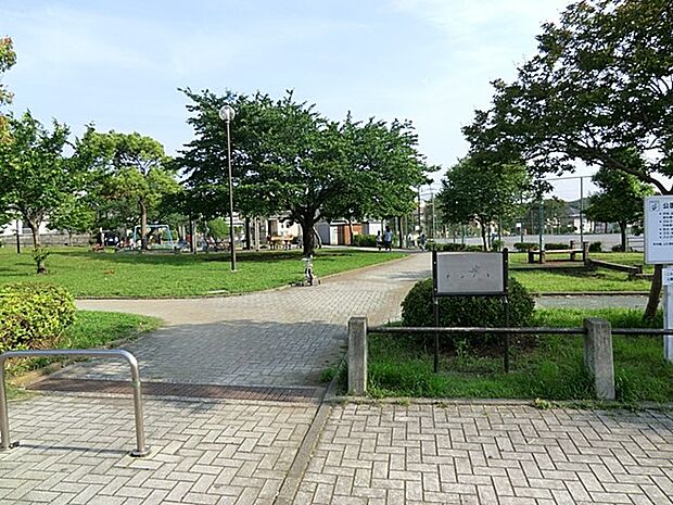 天神公園 1300m 運動広場が敷地の半分程度を占め、ソフトテニスやグランドゴルフなどで利用される方々で賑わいます。