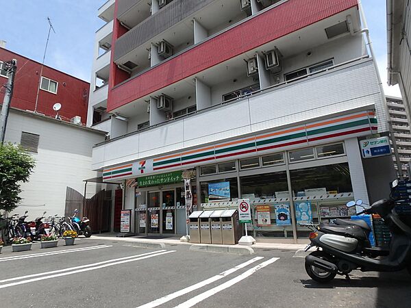 セブンイレブン横浜大口駅前店　180m　オリジナルブランド商品やホットスナック・コーヒーも人気です。