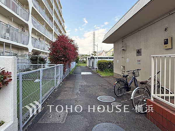 管理の行き渡った、整理整頓された清潔感ある駐輪場。