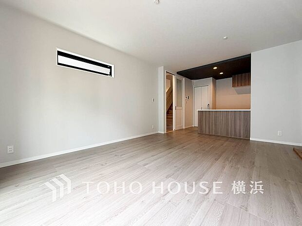 明るく開放的な空間が広がるLDK。室内には豊かな陽光が注ぎ込み、爽やかな住空間を演出。