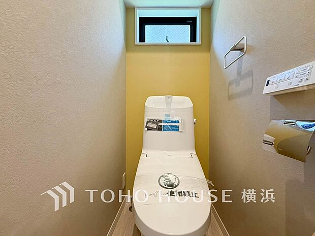 換気と明るさに配慮した、清潔感溢れるトイレ。落ち着いた空間で安らぎのひとときをお過ごしいただけます。