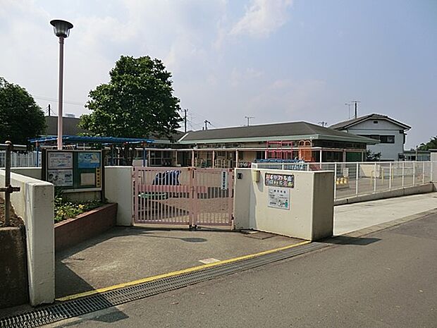 西川島保育園 650m 園舎は平屋建て。広い園庭と大きなプールがあります。散歩にも多く出かけて自然に親しんでいます。