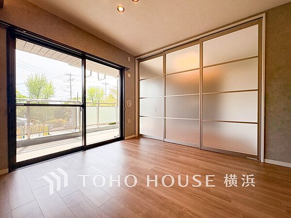 大きな窓から明るい陽射しが射し込む家族みんなの憩いの場。