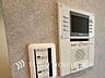 設備：誰が来てもわかる様にモニター付きインターホンを設置。快適と安らぎを合わせた優しい設計。 