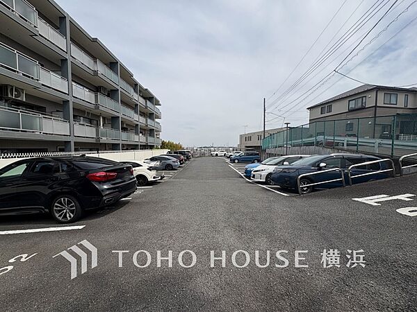 敷地内駐車場（空き状況はお問い合わせください）。