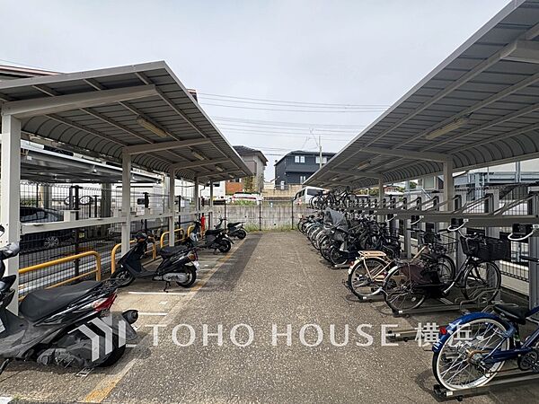 屋根付きの駐輪スペースは、雨風から大事な愛車を守ってくれます。
