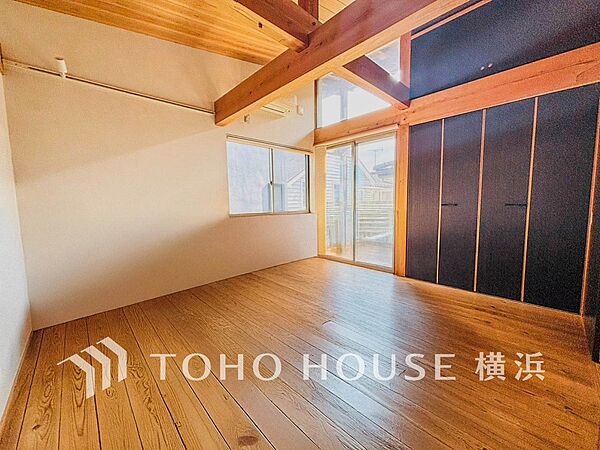 一日の疲れをいやしてくれる寝室。時を忘れて過ごす場所として過ごせるお部屋。