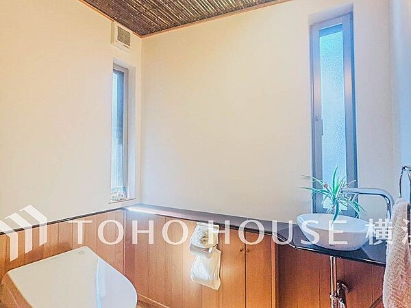 換気と明るさに配慮した、清潔感溢れるトイレ。落ち着いた空間で安らぎのひとときをお過ごしいただけます。
