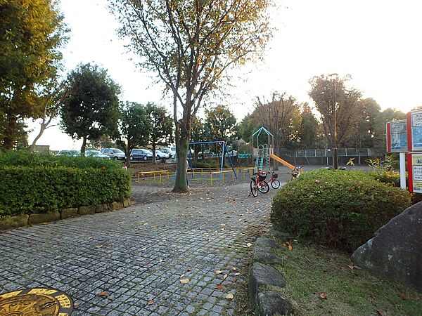 西谷町第二公園　500m　住宅街の十分な広さの公園です。公園の設備には水飲み・手洗い場があります。