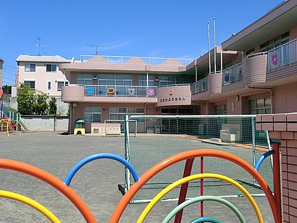 羽沢幼稚園　1500m　園の菜園で種植えから収穫までを経験するなど、四季を感じながらのびのびと過ごす時間を大切にしています。