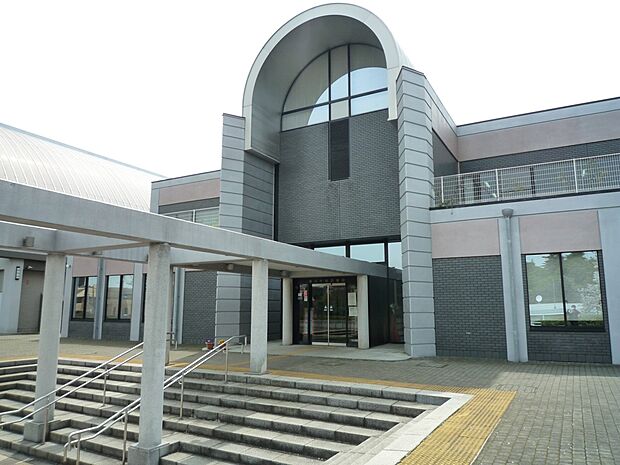 横浜市旭図書館 850m 各種講座やおはなし会などが催されています。お子様と一緒に楽しいひと時を過ごせます。