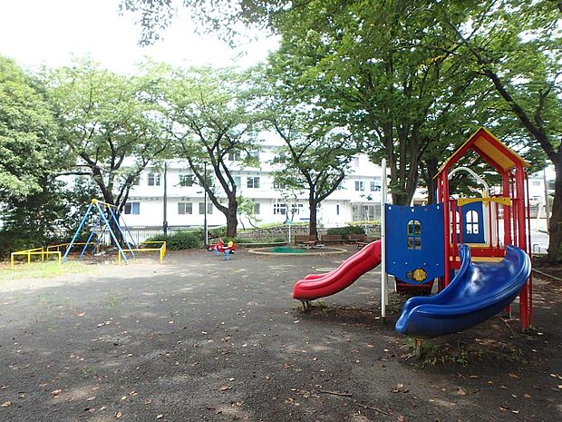 金草沢公園 350m 住宅街に囲まれた公園。かわいらしい滑り台とお砂場があります。