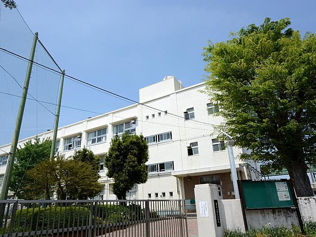 横浜市立鶴ケ峯中学校 1000m 徒歩15分。中学生の体力づくりにはぴったりの距離かもしれませんね。