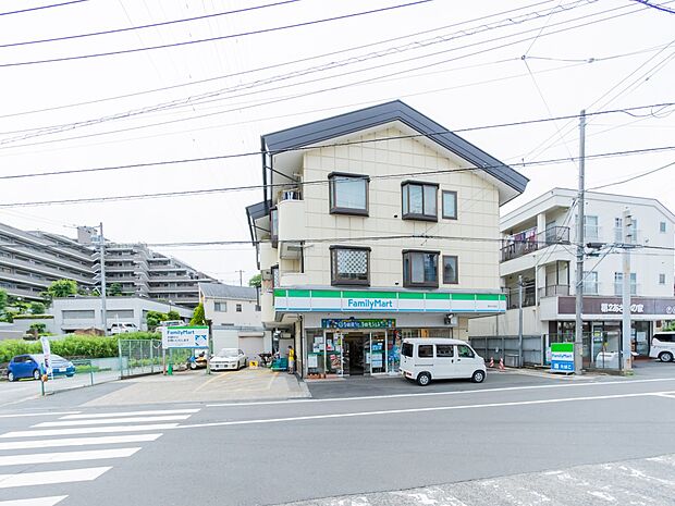 ファミリーマート 横浜白根店 550m 近くにあるとちょっとした買い物にも便利ですね。