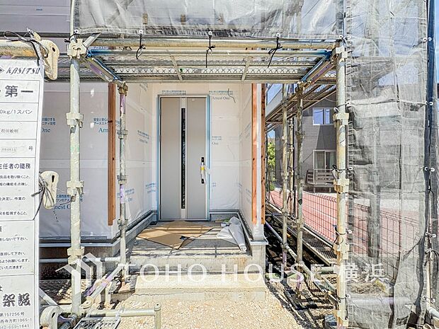 お住まいの顔となる玄関。住まう方のプライドを満たすクオリティを備えています。(2026年5月撮影)