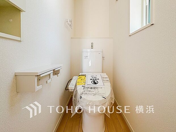 換気と明るさに配慮した、清潔感溢れるトイレ。落ち着いた空間で安らぎのひとときをお過ごしいただけます。