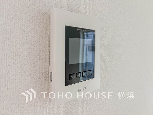 誰が来てもわかる様にモニター付きインターホンを設置。快適と安らぎを合わせた優しい設計。