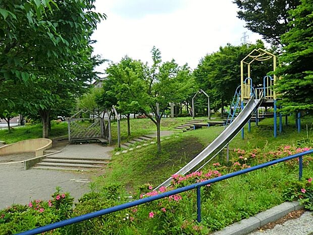 東山田やまびこ公園 250m 住宅地に囲まれた公園です。子供が喜んで遊べる遊具があります。