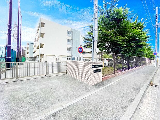 横浜市立東山田中学校 750m 徒歩10分。部活などで帰りが遅くなっても安心の距離です。