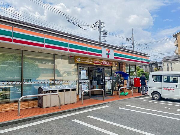 セブン-イレブン 横浜牛久保東1丁目店　700m　近くにあるとちょっとした買い物にも便利ですね。