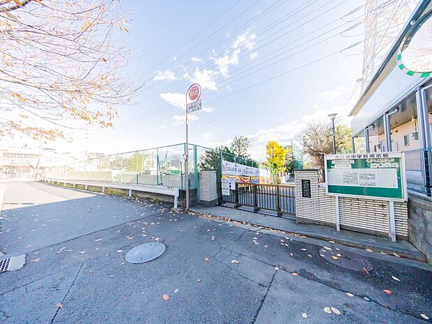 横浜市立六角橋中学校　1100m　徒歩14分。子育て世代に優しい落ち着いた住環境。 