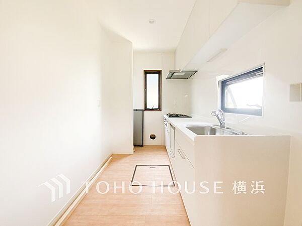 明るい自然光が入るキッチン。家族そろってキッチンに立っても調理がしやすく余裕の広さ。