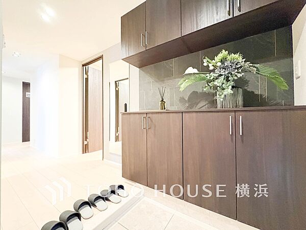 上質感漂う玄関。居住者の帰り、訪れる方を優しく迎えてくれます。