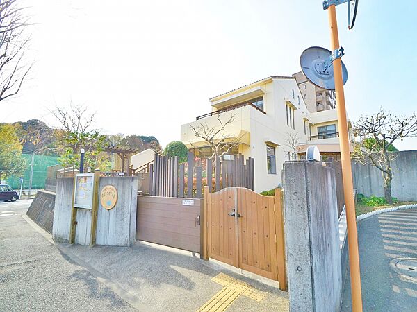 緑園なえば保育園　850m　整備された歩道のある閑静な住宅街に立地する保育園。緑園都市駅から徒歩7分の距離も便利です。