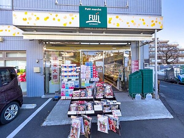 プチマルシェフジ山元町店　1000m　小さめな店舗ながらも必要なものが揃い、食卓を彩る新鮮で品質の良い食品が魅力。