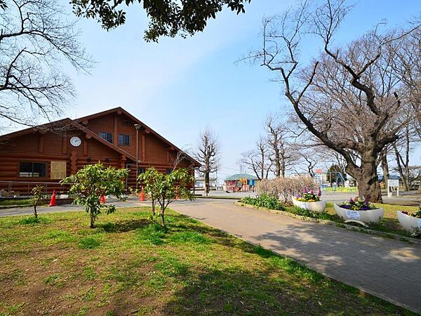 柏葉公園　1400m　木のぬくもりを感じながら体を使って遊べるログハウスがあります。幼児向けの遊具やくつろぐスペースも。
