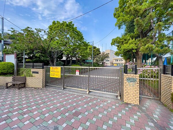 横浜市立根岸小学校　850m　徒歩11分。小学校が近いのは子育てファミリーにもおすすめのポイント。
