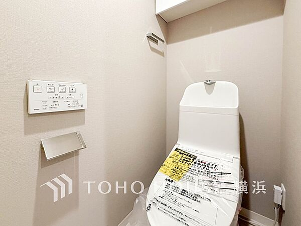 清潔感溢れるトイレ。落ち着いた空間で安らぎのひとときをお過ごしいただけます。