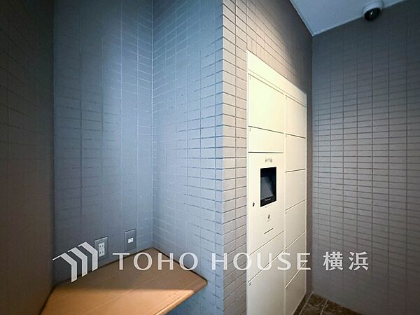 宅配ボックスがあるので留守中でも荷物を受け取れます。忙しい方にはとっても助かる設備です。