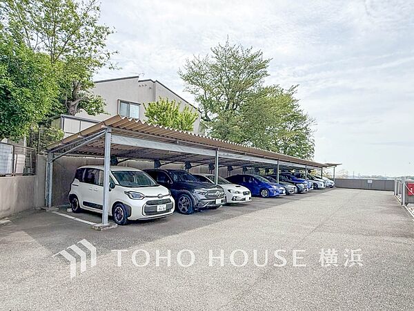 敷地内駐車場（空き状況はお問い合わせください）。