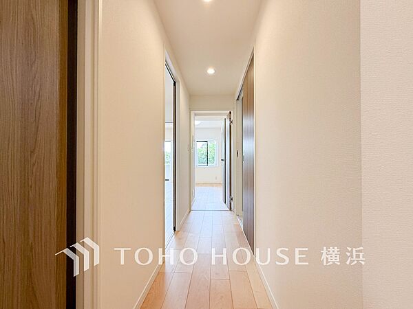 清潔感漂う廊下。各お部屋をつなぐ主要空間として美しく存在しています。