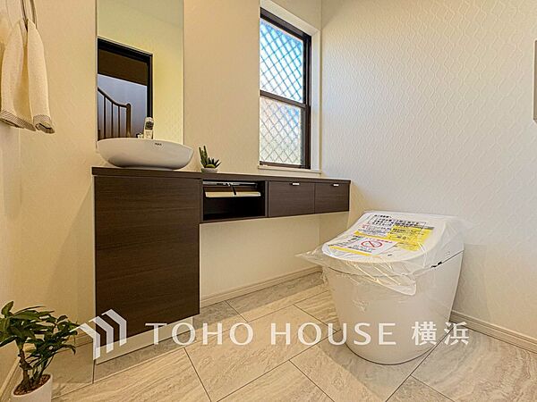 換気と明るさに配慮した、清潔感溢れるトイレ。落ち着いた空間で安らぎのひとときをお過ごしいただけます。