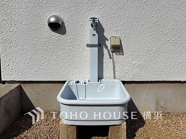 汚れたものや靴なども外で洗えます。窓や網戸の掃除にも直接水を使えて便利です。
