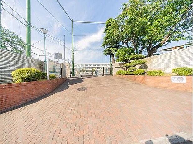 横浜市立東中田小学校　500m　徒歩7分。小学校が近いのは子育てファミリーにもおすすめのポイント。 