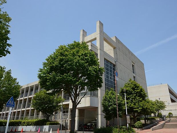 横浜市立新橋小学校 350m 徒歩5分。小学校が近いのは子育てファミリーにもおすすめのポイント。