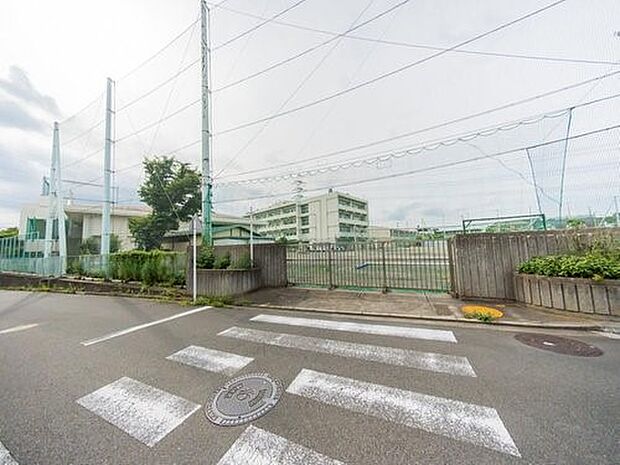 横浜市立いずみ野中学校　1700m　徒歩22分。子育て世代に優しい落ち着いた住環境。 