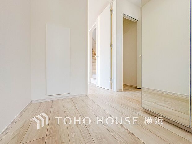 清潔感漂う廊下。各お部屋をつなぐ主要空間として美しく存在しています。