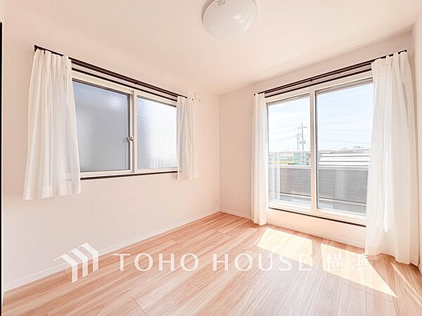 心地よい光と風があふれています。プライベートな自分時間を快適に過ごせるお部屋。