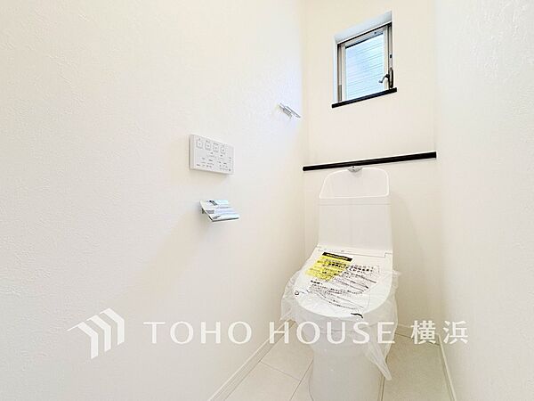 清潔感溢れるトイレ。落ち着いた空間で安らぎのひとときをお過ごしいただけます。