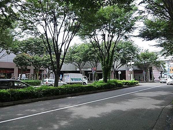 中央林間駅（東急田園都市線）　1600m　渋谷を始発とする田園都市線の終着駅であり、町田や渋谷といった都内へのアクセスも良好です。