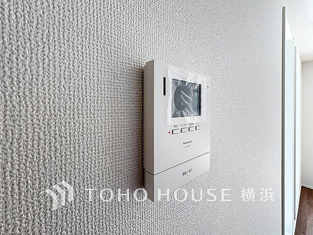 誰が来てもわかる様にモニター付きインターホンを設置。快適と安らぎを合わせた優しい設計。 