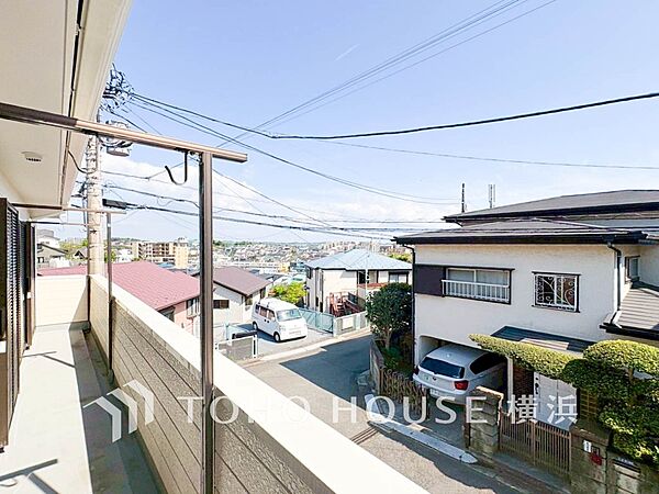 太陽の恵みをたっぷりと受けて、洗濯物も気持ちよく干せそうです。