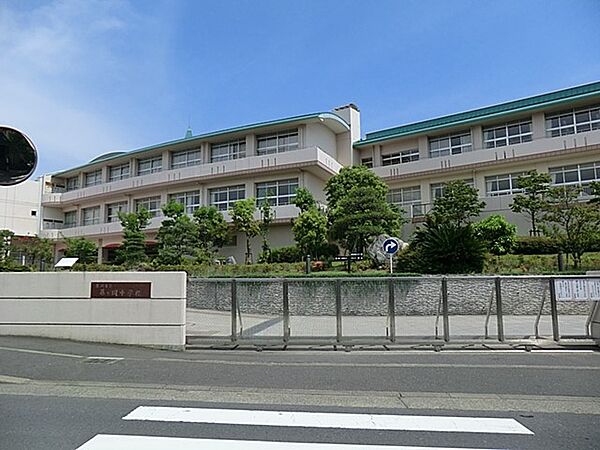 藤沢市立藤ケ岡中学校　1100m　徒歩14分。中学生の体力づくりにはぴったりの距離かもしれませんね。