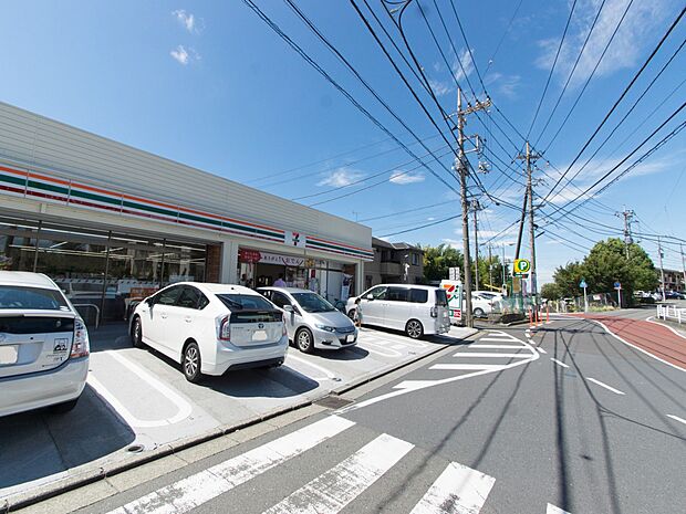 セブン-イレブン 横浜笹山団地前店　550m　近くにあるとちょっとした買い物にも便利ですね。 