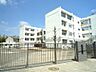 周辺：横浜市立勝田小学校　500m　徒歩7分。小学校が近いのは子育てファミリーにもおすすめのポイント。 